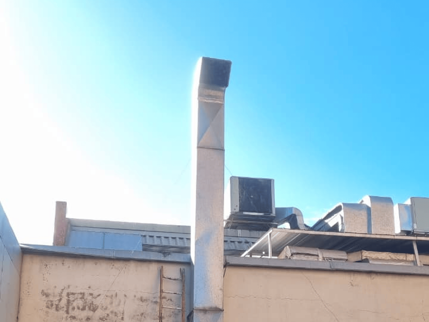 Instalación de extracción industrial en techumbre