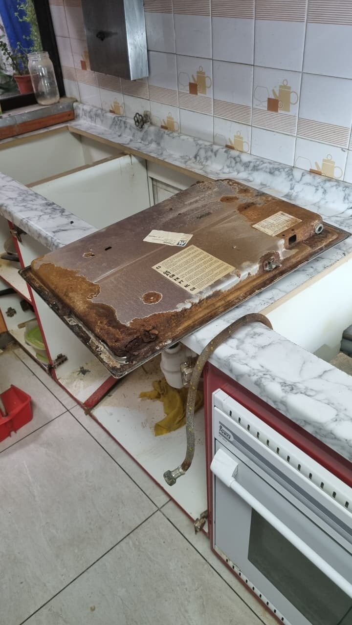 Detalle del mesón y muebles de cocina remodelados