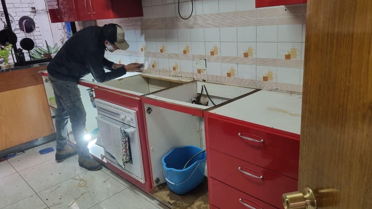 Técnico retirando la cubierta antigua durante la remodelación
